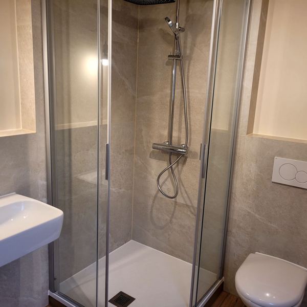Bad im Dachgeschoss – Altbau, Traubing · 2025: Dusche