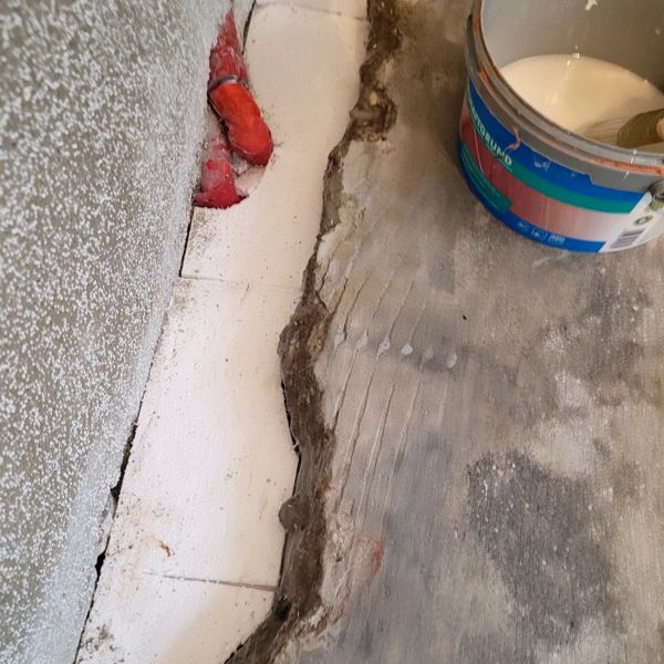 Bad im Dachgeschoss – Altbau, Traubing · 2025: Estrich-Risse