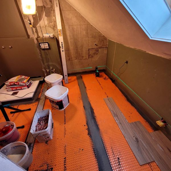 Bad im Dachgeschoss – Altbau, Traubing · 2025: Probe-Verlegung