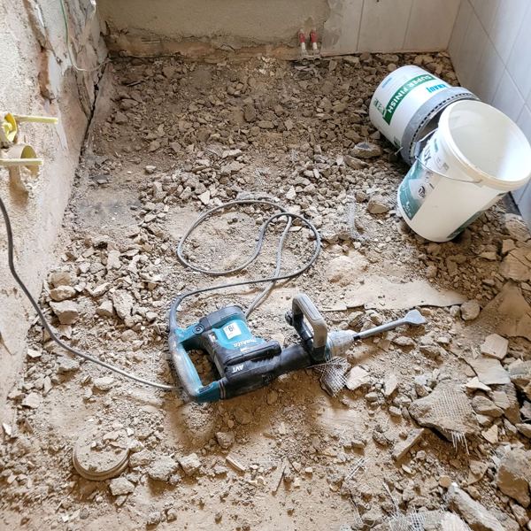 Bad im Erdgeschoss – Boden neu aufgebaut, Traubing · 2026: Rückbau