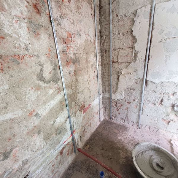 Bad im Erdgeschoss – Boden neu aufgebaut, Traubing · 2026: Mauerwerk