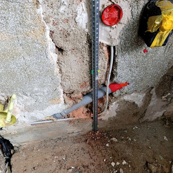 Bad im Erdgeschoss – Boden neu aufgebaut, Traubing · 2026: Putzschienen