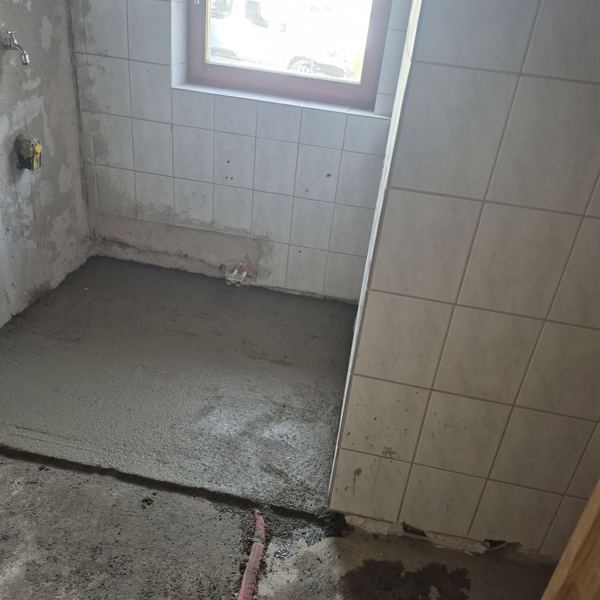 Bad im Erdgeschoss – Boden neu aufgebaut, Traubing · 2026: Betoniert