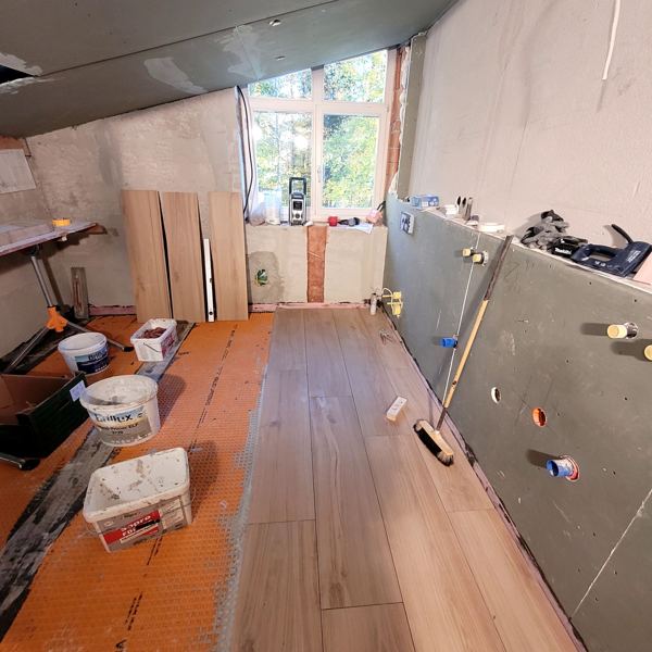 Dachbad im Bestand mit Gaube – und Gäste-WC, Tutzing · 2023–2024: Dielenoptik