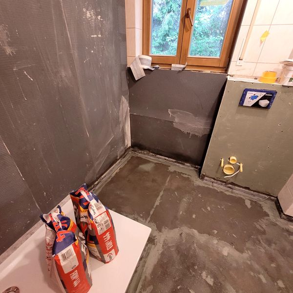 Badmodernisierung: Dusche statt Badewanne, Tutzing · 2024: Boden abgedichtet