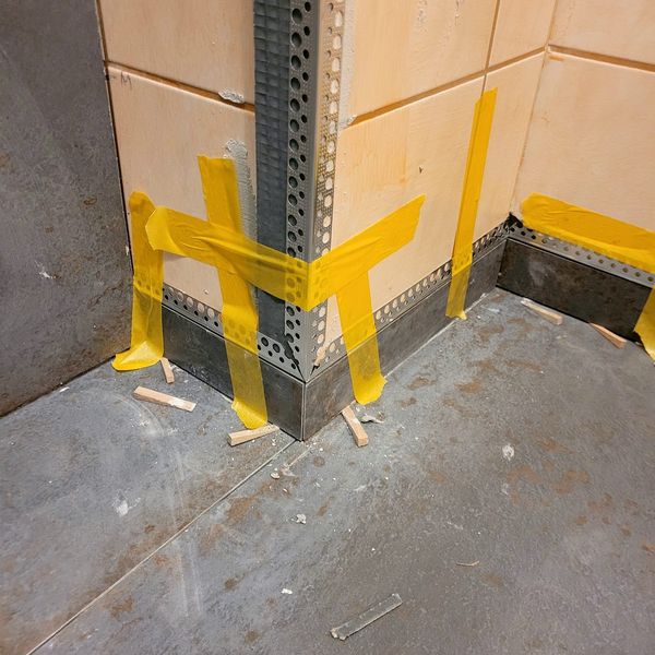 Badmodernisierung: Dusche statt Badewanne, Tutzing · 2024: Sockelprofil