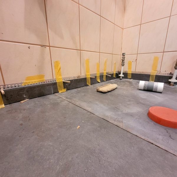 Badmodernisierung: Dusche statt Badewanne, Tutzing · 2024: Sockel