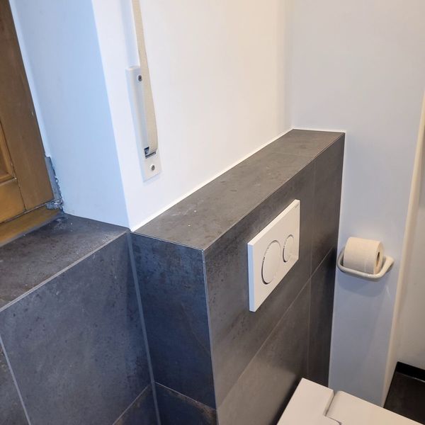 Badmodernisierung: Dusche statt Badewanne, Tutzing · 2024: Gehrung