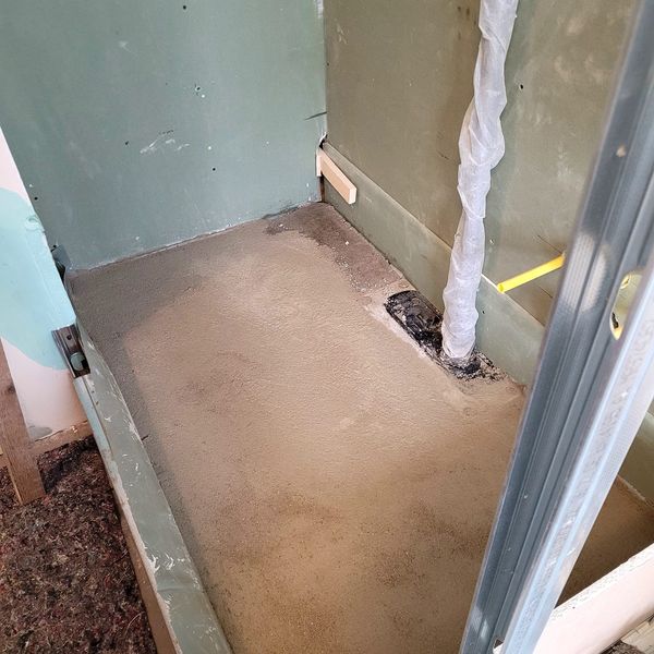 Wohnung geteilt: Wanddurchbruch und neues Duschbad, Tutzing · 2024: Betoniert
