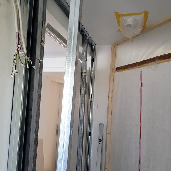 Wohnung geteilt: Wanddurchbruch und neues Duschbad, Tutzing · 2024: Trennwand