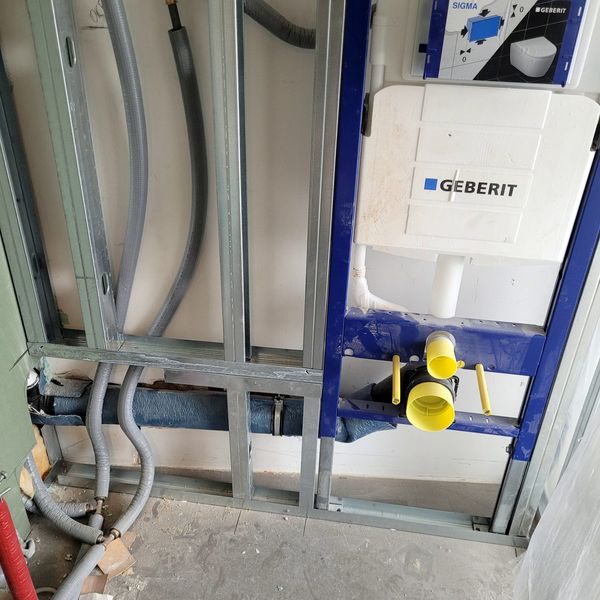 Wohnung geteilt: Wanddurchbruch und neues Duschbad, Tutzing · 2024: Installation