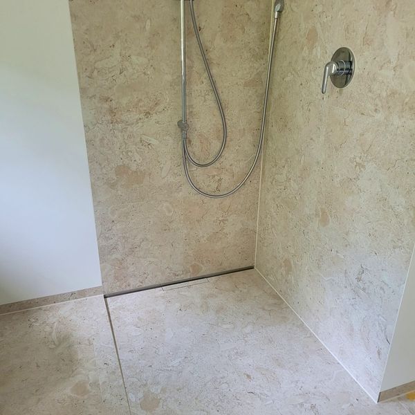 Einfamilienhaus: Decken, Parkett und neues Bad, Pöcking · 2024: Dusche