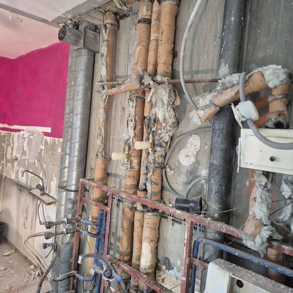 Kernsanierung einer Einraumwohnung, München · 2026: Installationswand