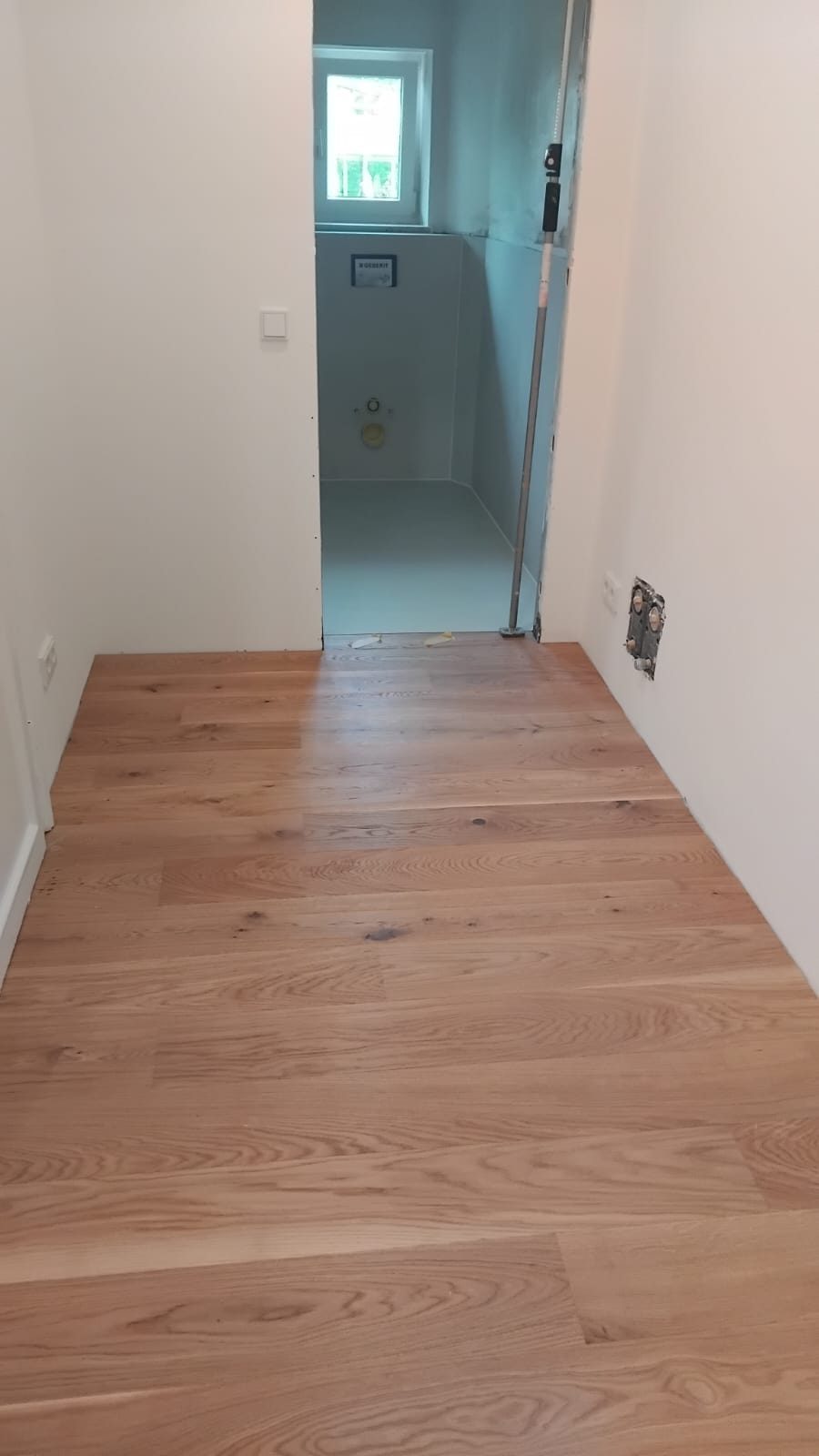 Fertig renovierter Flur mit neuem Parkett und frisch gestrichenen Wänden
